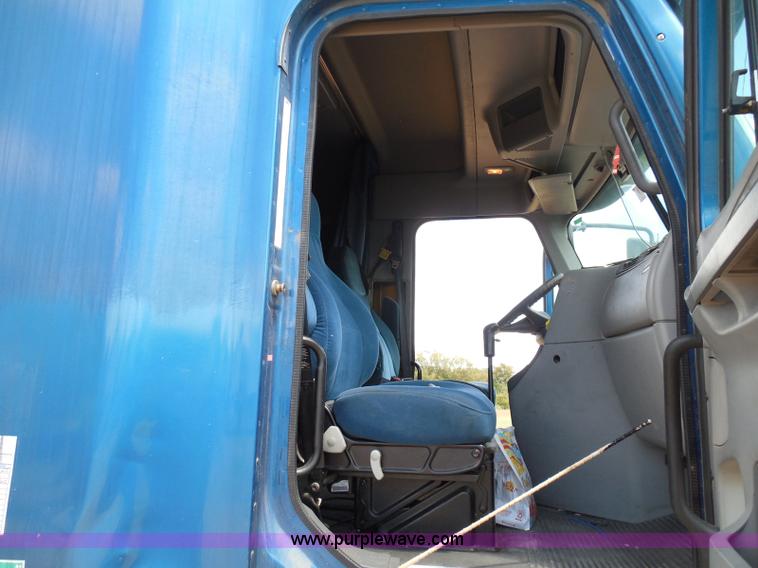 image for item I3349 2006 Freightliner Columbia semi truck