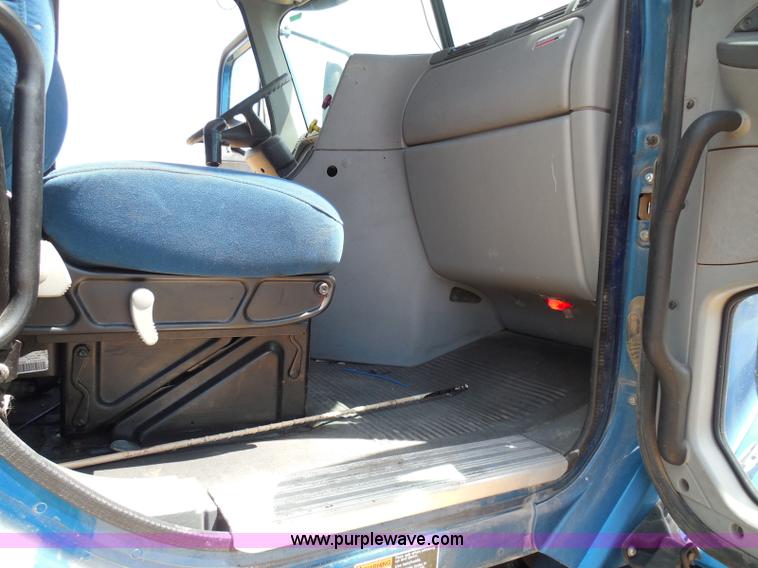 image for item I3349 2006 Freightliner Columbia semi truck