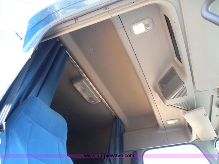 image for item I3349 2006 Freightliner Columbia semi truck