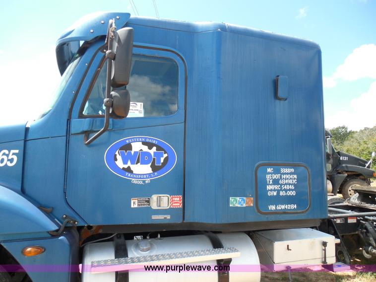 image for item I3349 2006 Freightliner Columbia semi truck