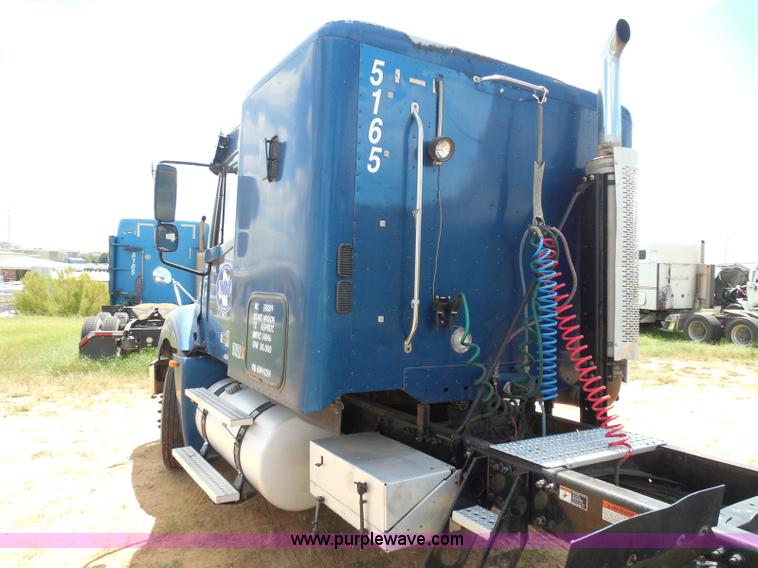 image for item I3349 2006 Freightliner Columbia semi truck