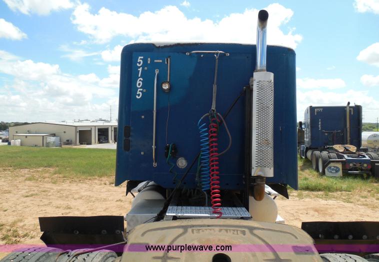 image for item I3349 2006 Freightliner Columbia semi truck