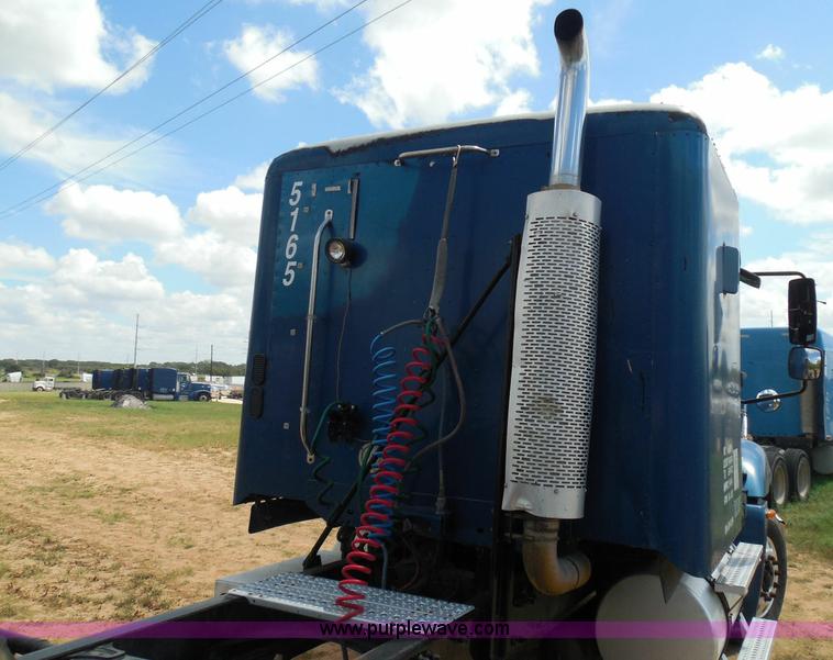 image for item I3349 2006 Freightliner Columbia semi truck