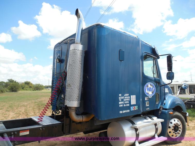 image for item I3349 2006 Freightliner Columbia semi truck