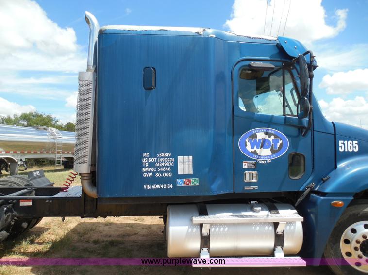 image for item I3349 2006 Freightliner Columbia semi truck