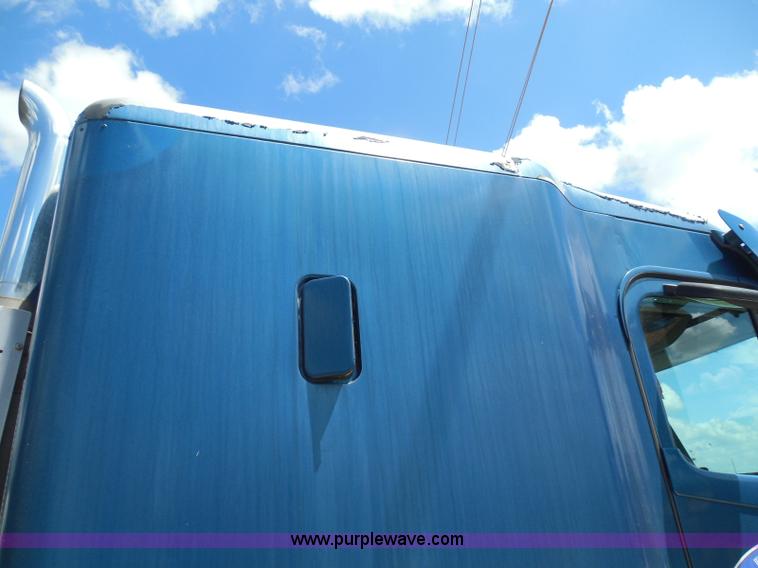 image for item I3349 2006 Freightliner Columbia semi truck