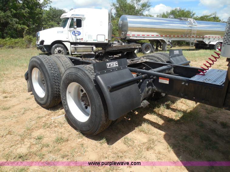 image for item I3349 2006 Freightliner Columbia semi truck