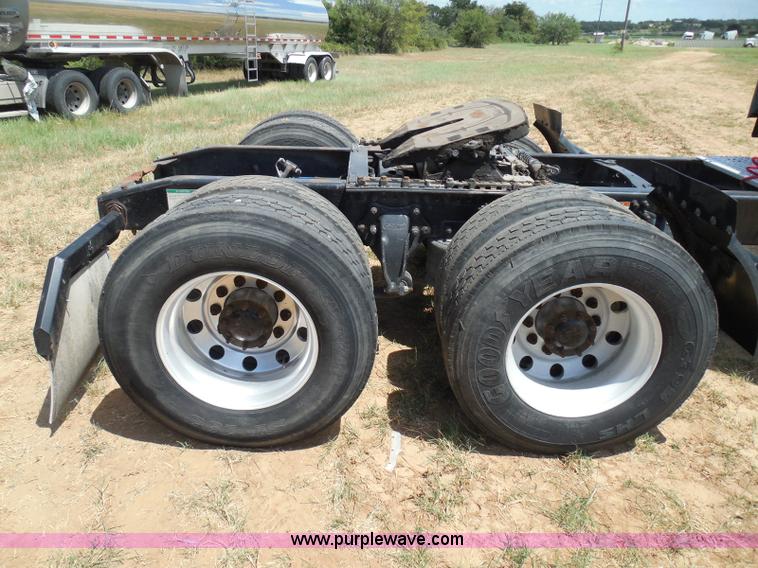 image for item I3349 2006 Freightliner Columbia semi truck