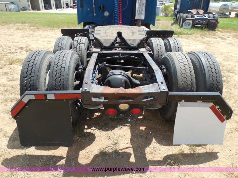 image for item I3349 2006 Freightliner Columbia semi truck