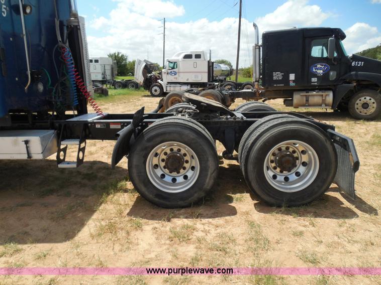 image for item I3349 2006 Freightliner Columbia semi truck