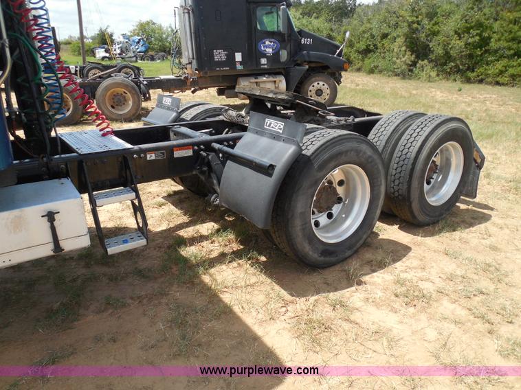 image for item I3349 2006 Freightliner Columbia semi truck