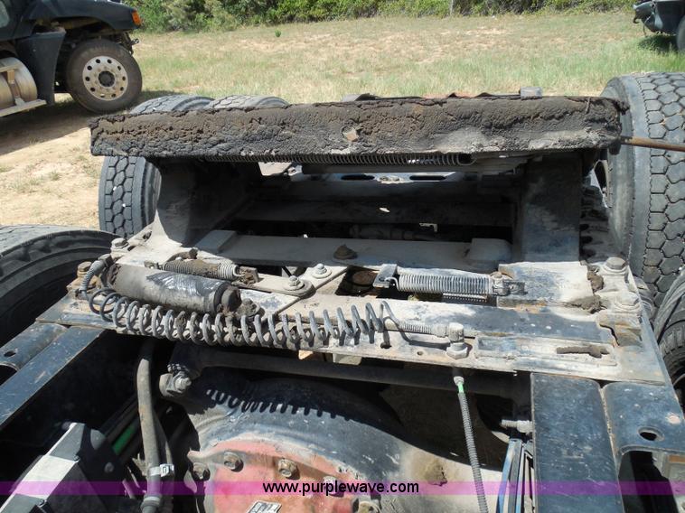 image for item I3349 2006 Freightliner Columbia semi truck