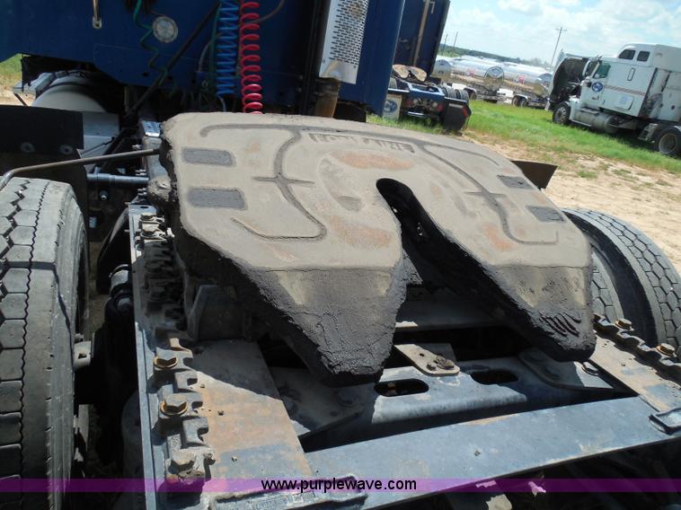 image for item I3349 2006 Freightliner Columbia semi truck