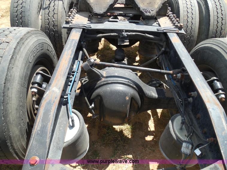 image for item I3349 2006 Freightliner Columbia semi truck