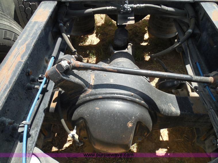 image for item I3349 2006 Freightliner Columbia semi truck