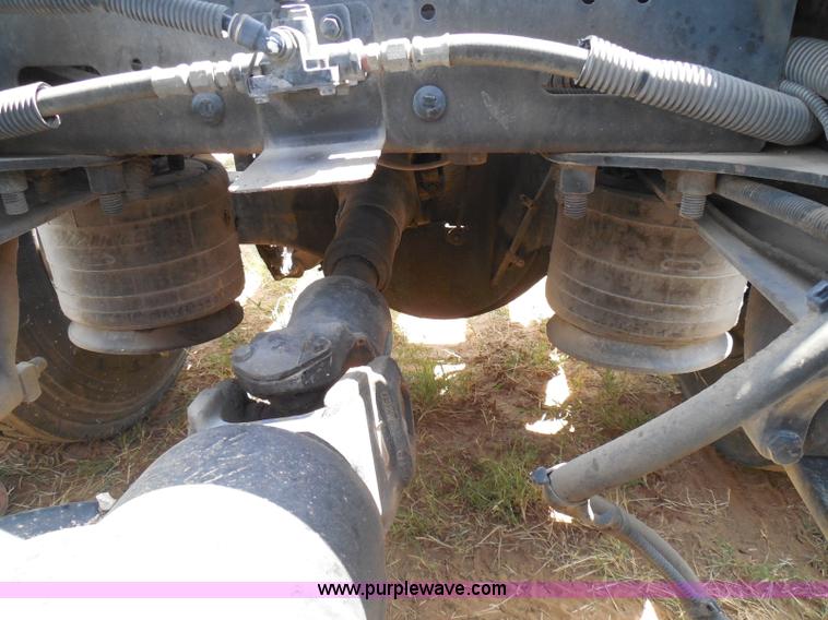 image for item I3349 2006 Freightliner Columbia semi truck