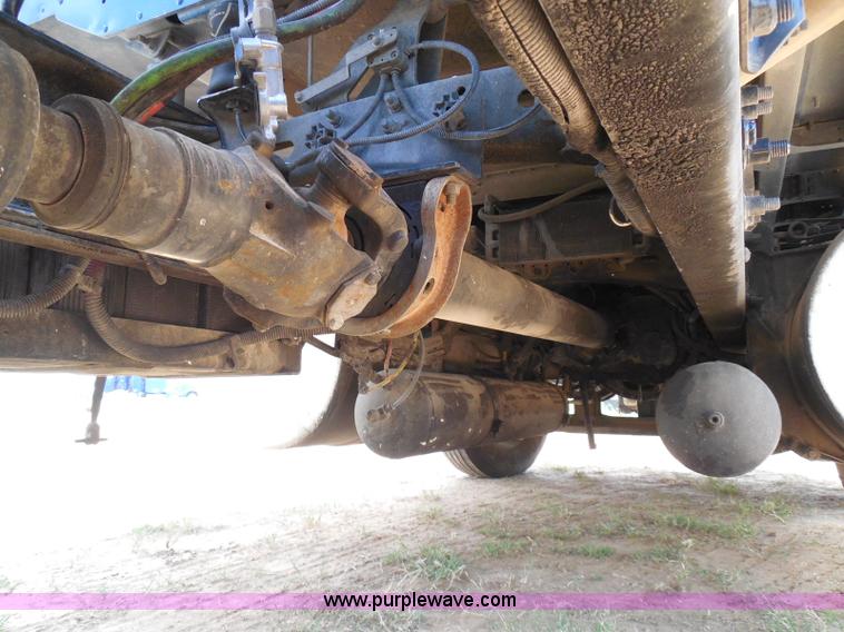 image for item I3349 2006 Freightliner Columbia semi truck