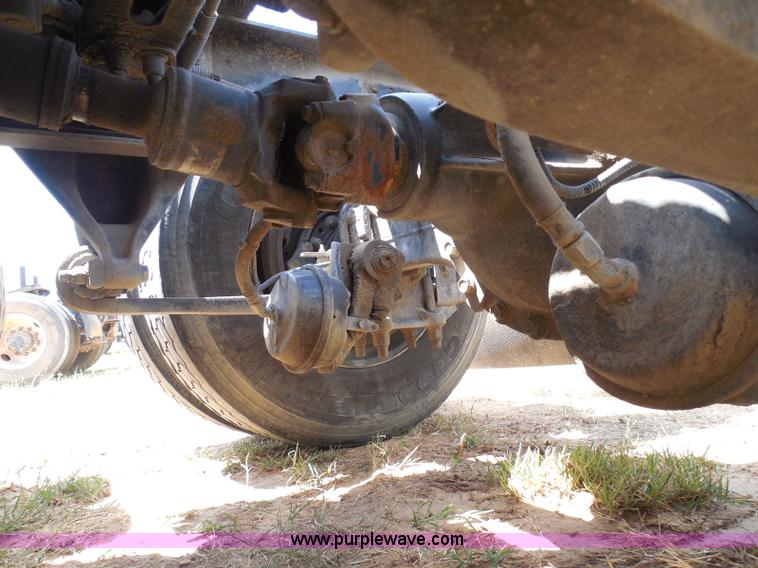 image for item I3349 2006 Freightliner Columbia semi truck