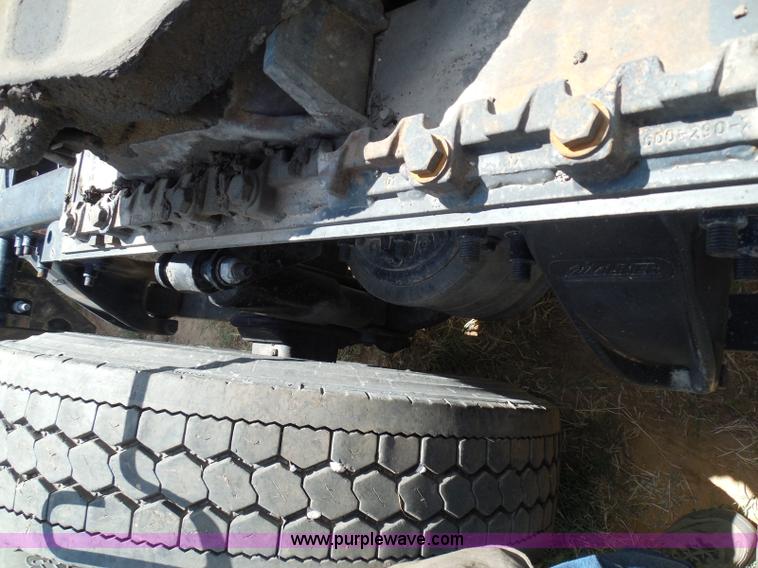 image for item I3349 2006 Freightliner Columbia semi truck