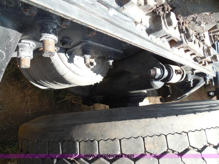 image for item I3349 2006 Freightliner Columbia semi truck