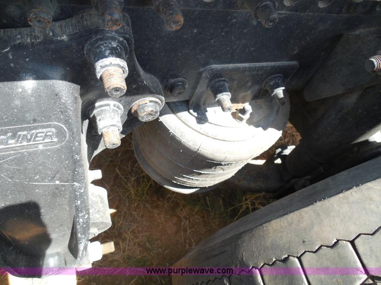 image for item I3349 2006 Freightliner Columbia semi truck