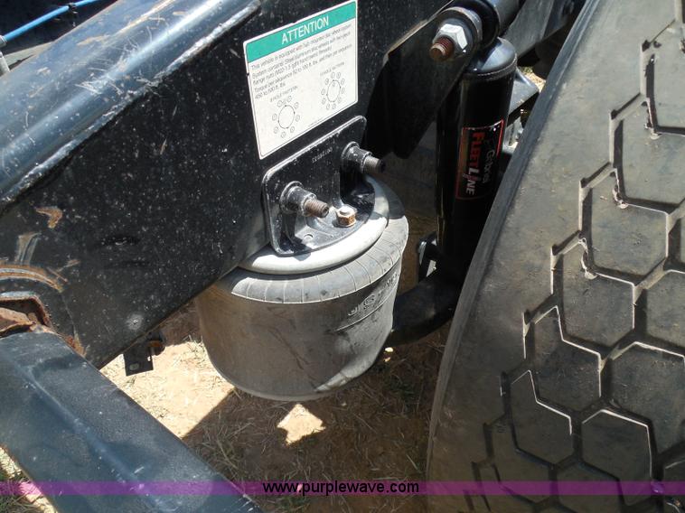 image for item I3349 2006 Freightliner Columbia semi truck