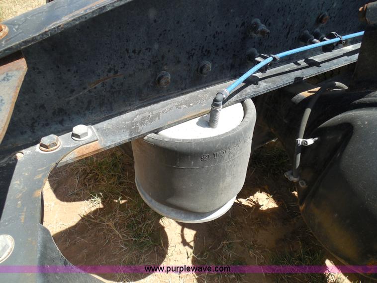 image for item I3349 2006 Freightliner Columbia semi truck