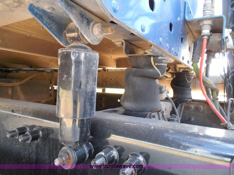 image for item I3349 2006 Freightliner Columbia semi truck