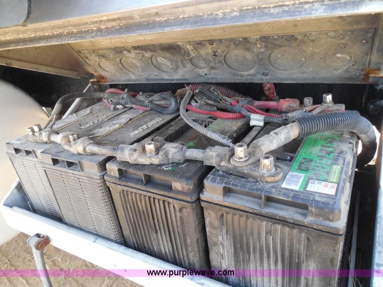 image for item I3349 2006 Freightliner Columbia semi truck