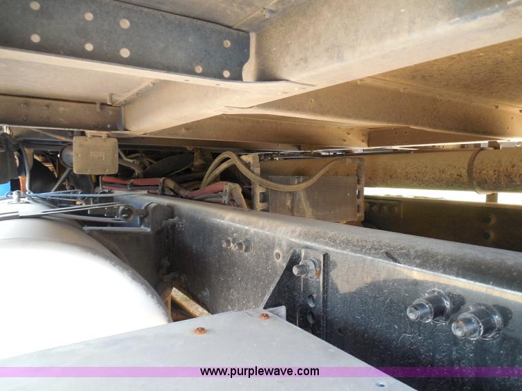 image for item I3349 2006 Freightliner Columbia semi truck