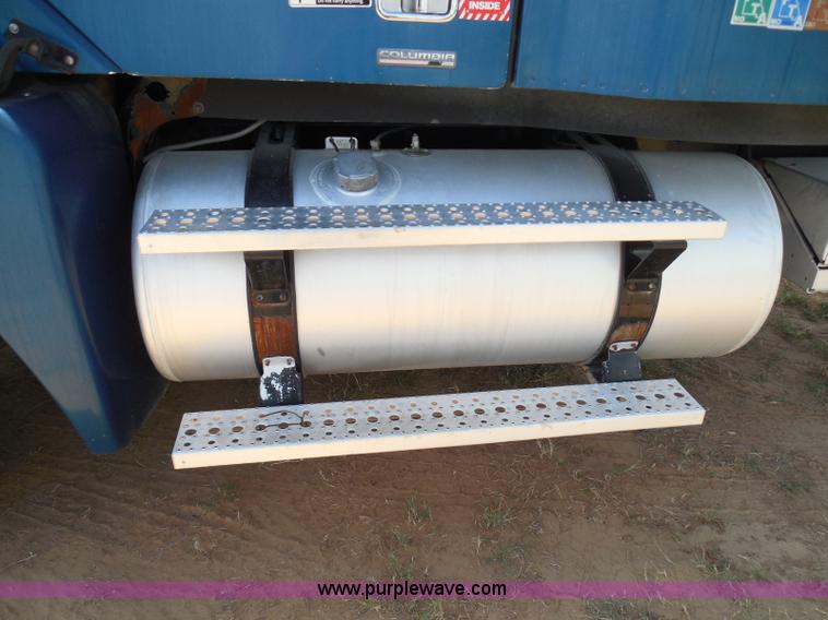 image for item I3349 2006 Freightliner Columbia semi truck