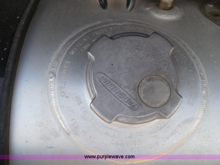 image for item I3349 2006 Freightliner Columbia semi truck