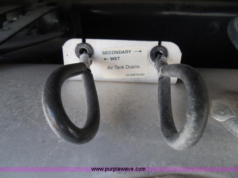 image for item I3349 2006 Freightliner Columbia semi truck