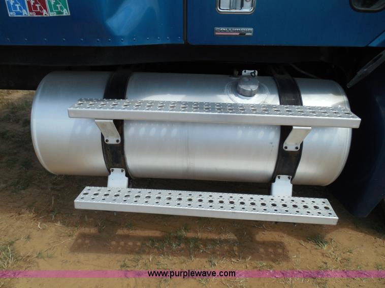 image for item I3349 2006 Freightliner Columbia semi truck