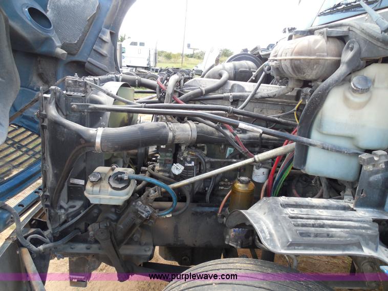 image for item I3349 2006 Freightliner Columbia semi truck