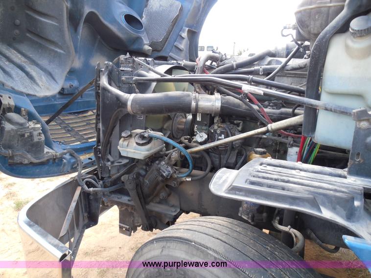 image for item I3349 2006 Freightliner Columbia semi truck