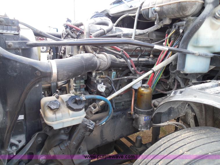 image for item I3349 2006 Freightliner Columbia semi truck