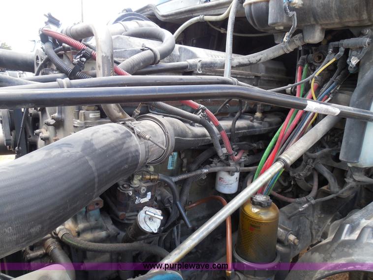 image for item I3349 2006 Freightliner Columbia semi truck