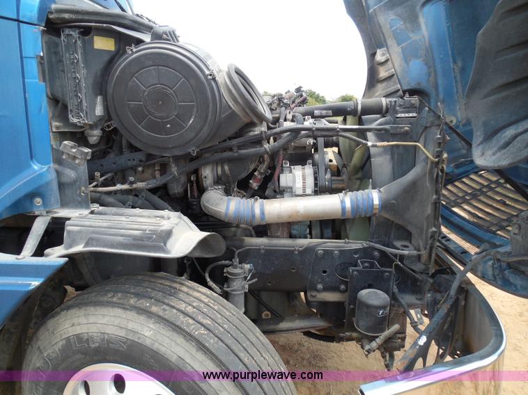 image for item I3349 2006 Freightliner Columbia semi truck