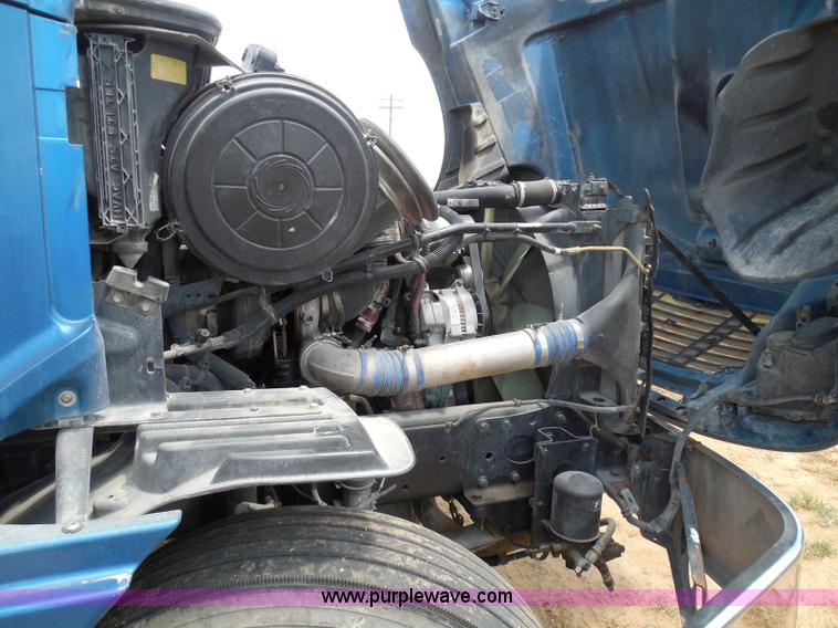 image for item I3349 2006 Freightliner Columbia semi truck