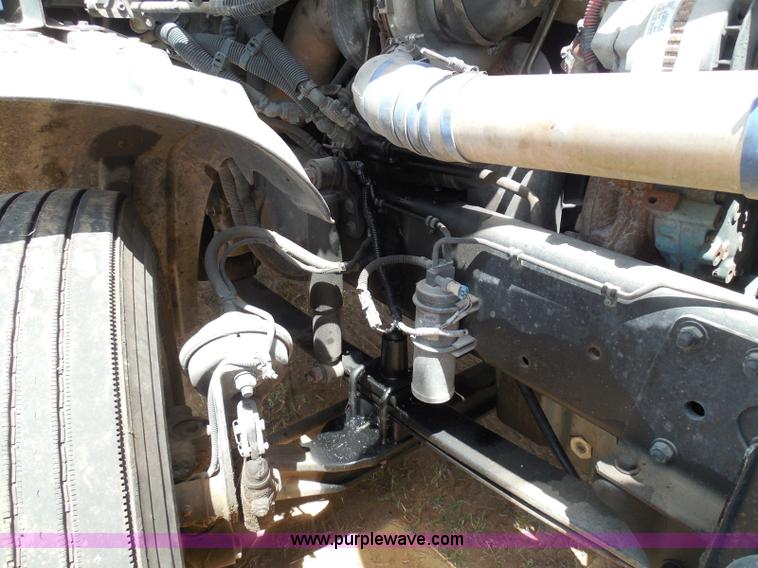 image for item I3349 2006 Freightliner Columbia semi truck