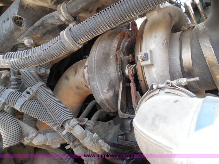 image for item I3349 2006 Freightliner Columbia semi truck