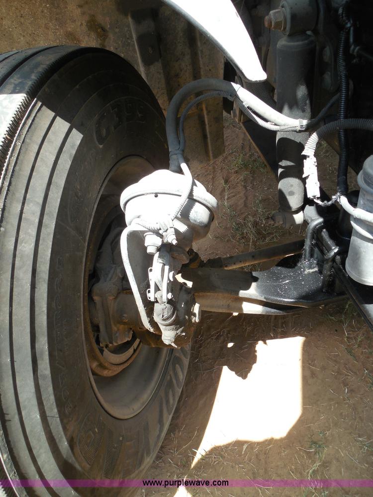 image for item I3349 2006 Freightliner Columbia semi truck