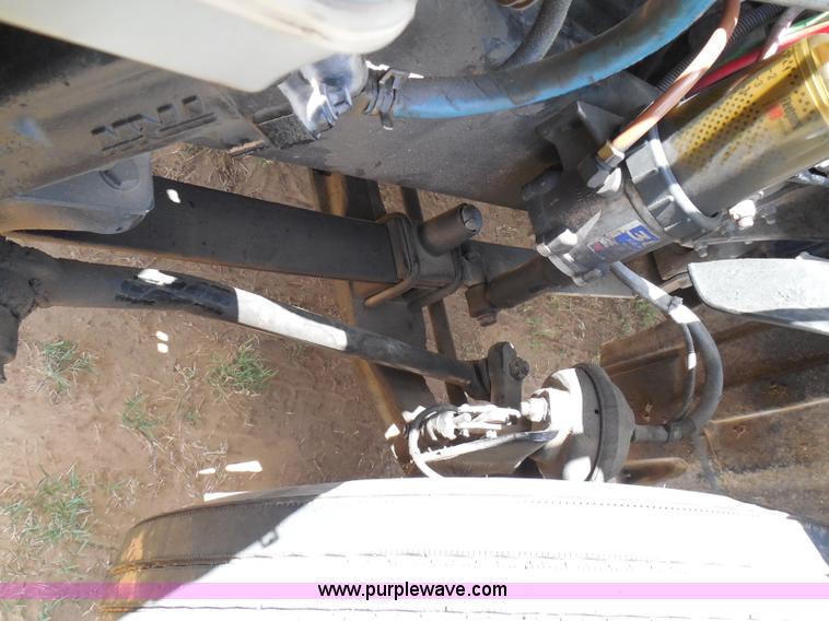 image for item I3349 2006 Freightliner Columbia semi truck