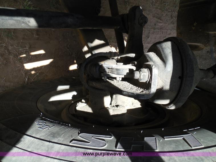 image for item I3349 2006 Freightliner Columbia semi truck