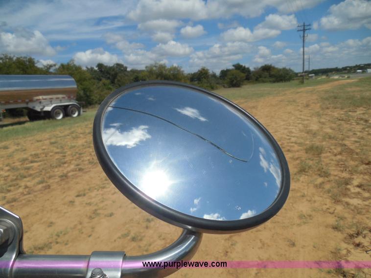 image for item I3349 2006 Freightliner Columbia semi truck