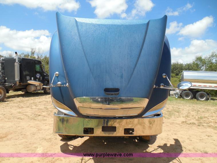 image for item I3349 2006 Freightliner Columbia semi truck