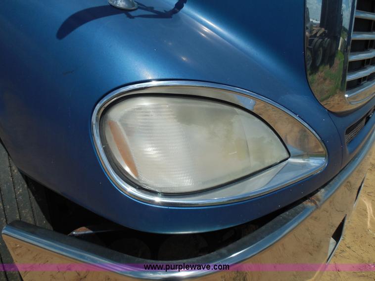 image for item I3349 2006 Freightliner Columbia semi truck