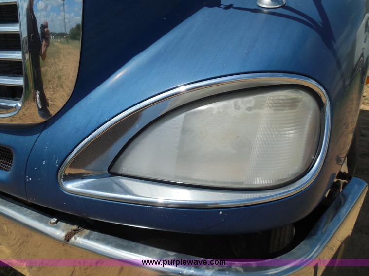 image for item I3349 2006 Freightliner Columbia semi truck