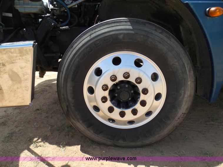 image for item I3349 2006 Freightliner Columbia semi truck